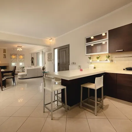 Happy With Pool - Ideal For Large Groups Near Laganas With A Pool Perfectly Combining Natures Tranquility And Vibrant Entertainment By Mana Gers Holiday home *